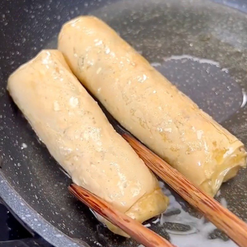 Step 5 Fry the spring rolls Vegetarian tofu skin spring rolls (Recipe shared by Tiktok Vegetarian Kitchen XANH)