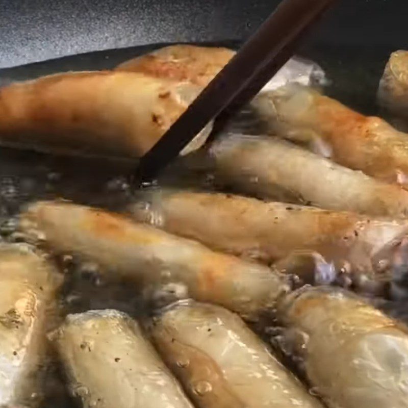 Step 5 Frying spring rolls Mackerel spring rolls with cassava