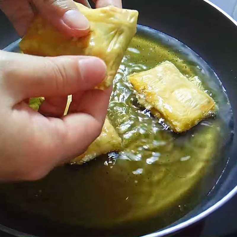 Step 4 Frying spring rolls Vegetarian spring rolls with tofu skin