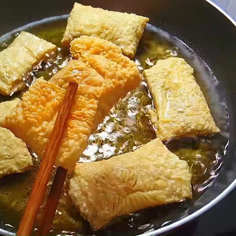 Step 4 Frying spring rolls Vegetarian spring rolls with tofu skin