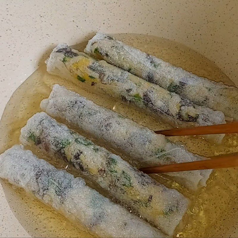 Step 4 Fry the spring rolls Vegetarian spring rolls rice paper