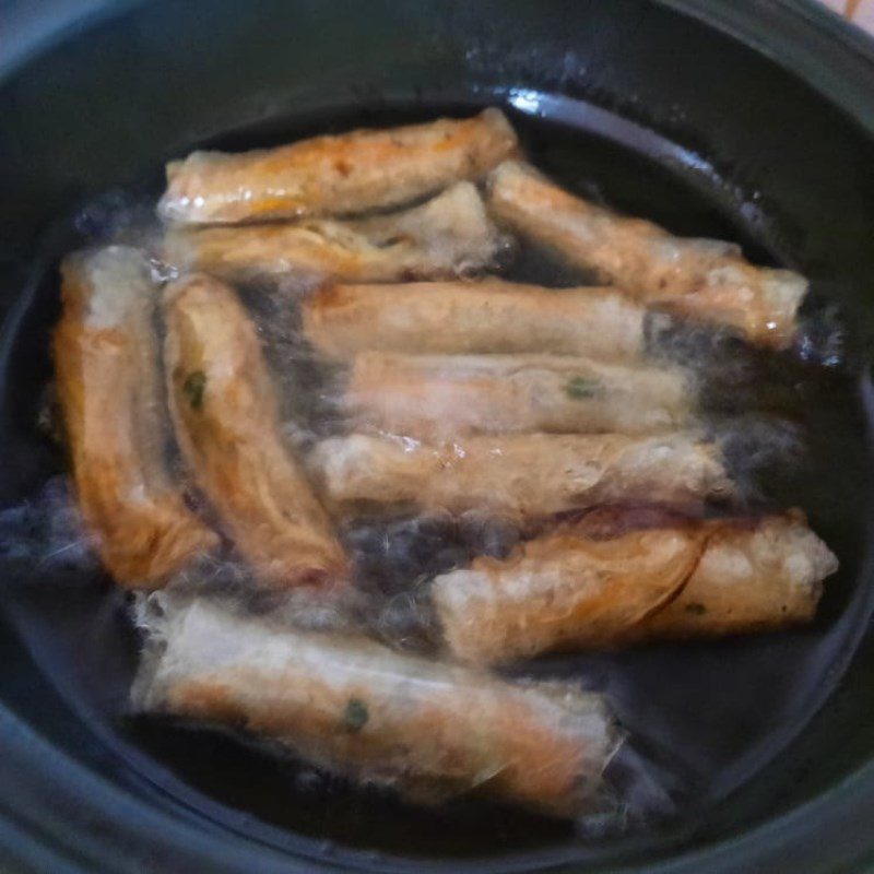 Step 4 Fry mackerel and sweet potato spring rolls Fried mackerel and sweet potato spring rolls