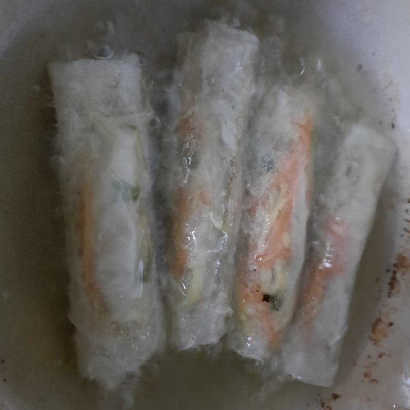 Step 4 Fry mackerel and sweet potato spring rolls Fried mackerel and sweet potato spring rolls
