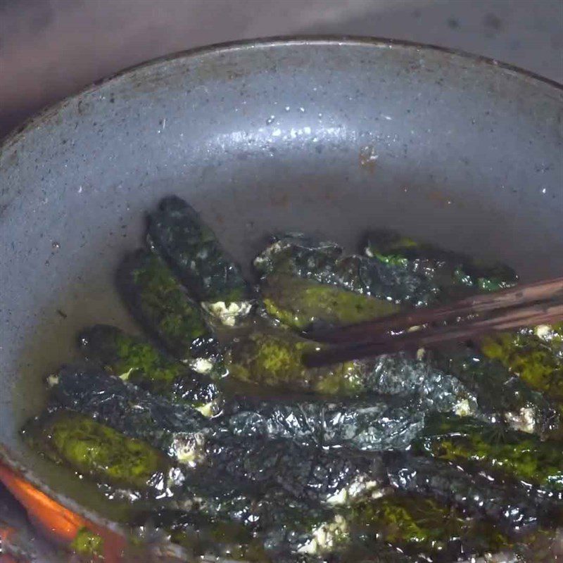 Step 4 Fry the pepper leaf rolls