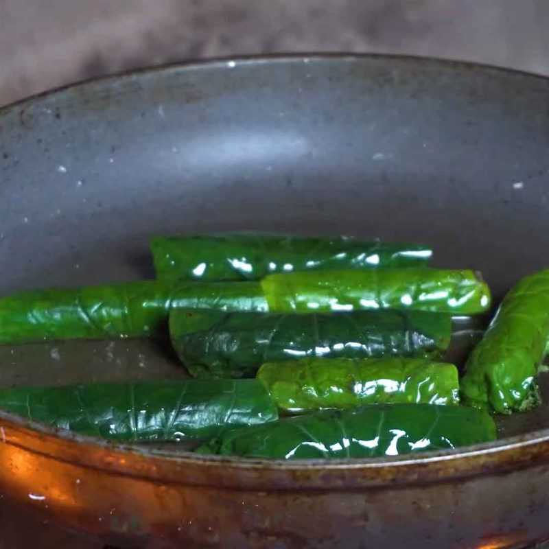 Step 4 Fry the pepper leaf rolls