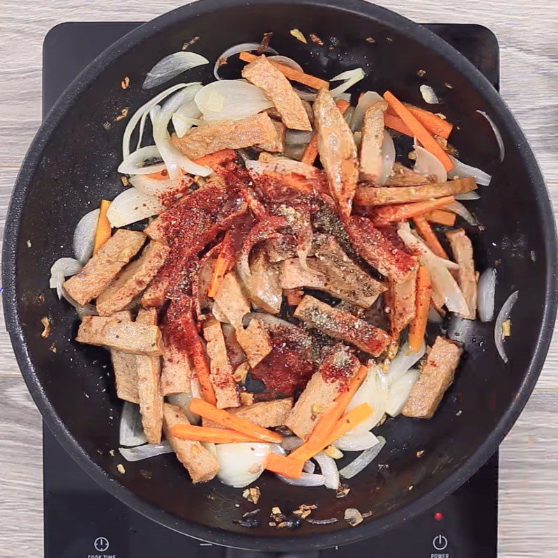 Step 4 Fry the pork sausage in spicy sauce Fried pork sausage in spicy sauce