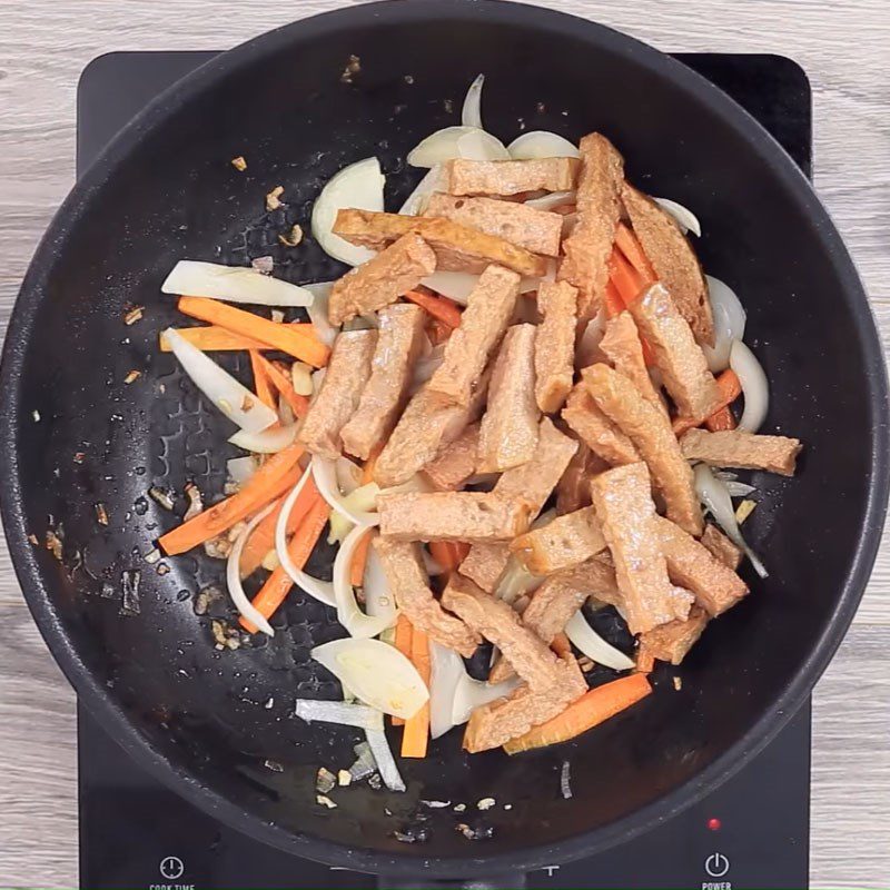 Step 4 Fry the pork sausage in spicy sauce Fried pork sausage in spicy sauce