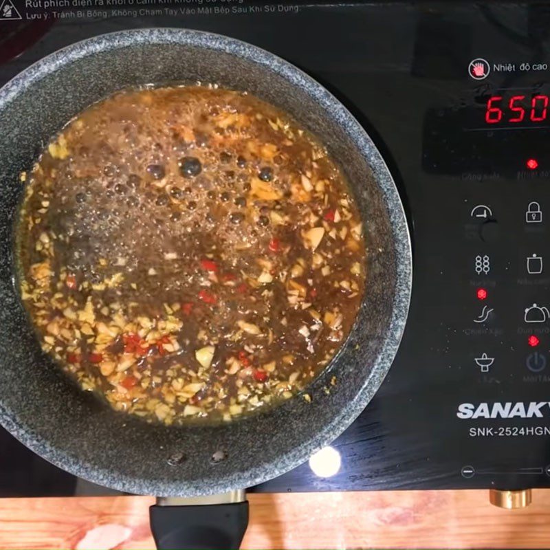 Step 4 Frying the pork sausage with fish sauce Fried pork sausage with fish sauce