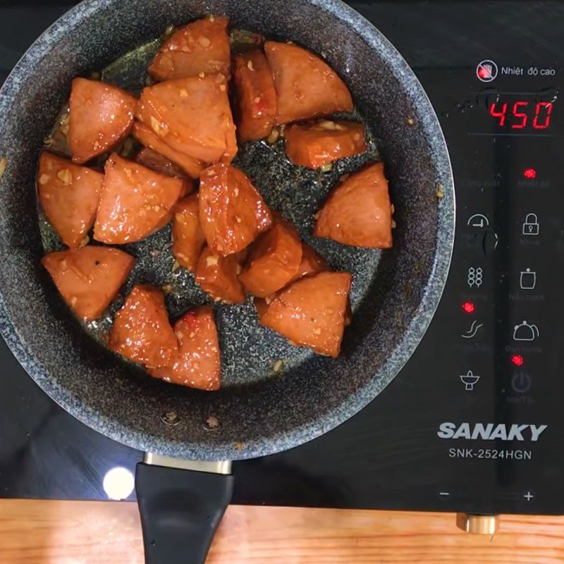 Step 4 Frying the pork sausage with fish sauce Fried pork sausage with fish sauce