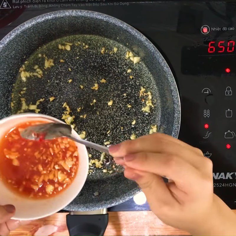 Step 4 Fry the pork sausage with fish sauce Fried Vietnamese pork sausage