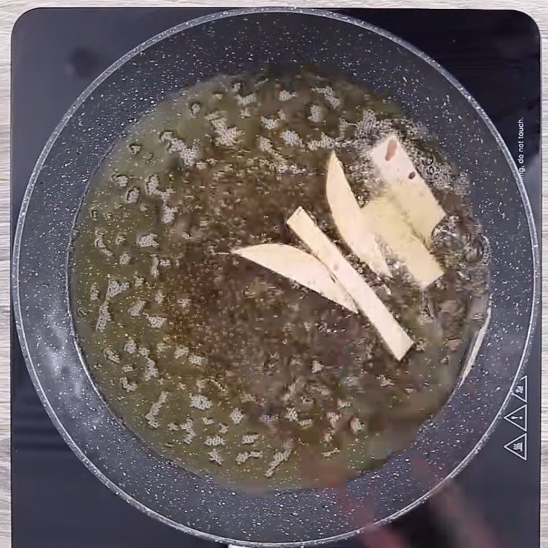 Step 2 Fry the pork sausage Spicy fried pork sausage