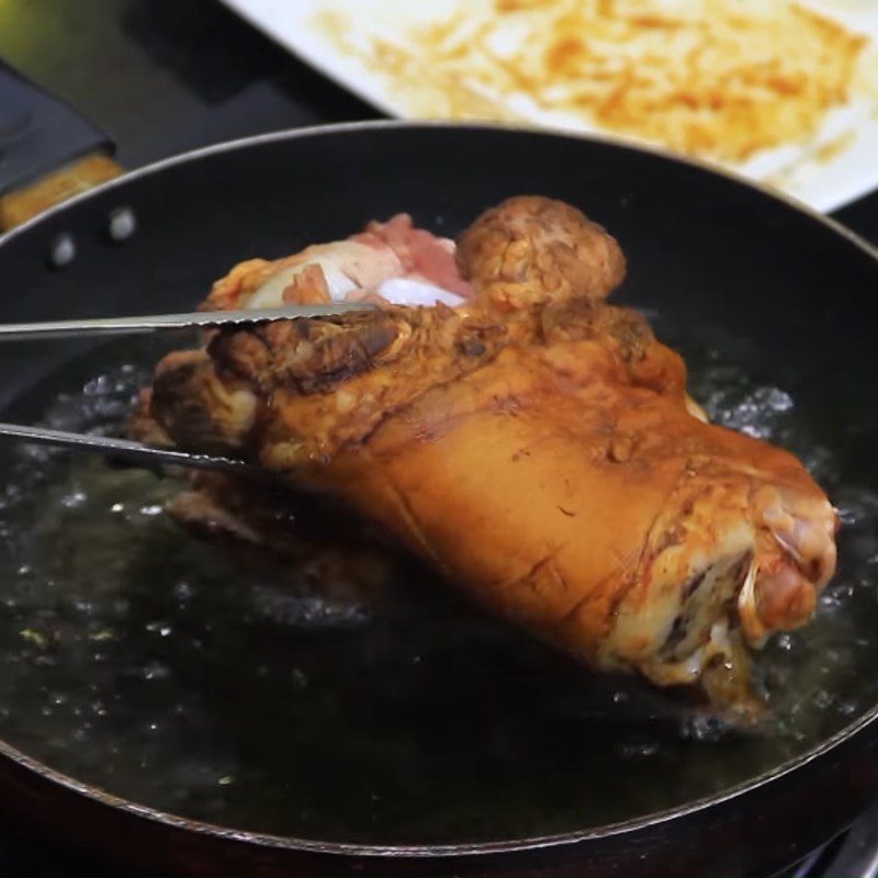 Step 3 Frying pork leg Braised pork leg with hair seaweed