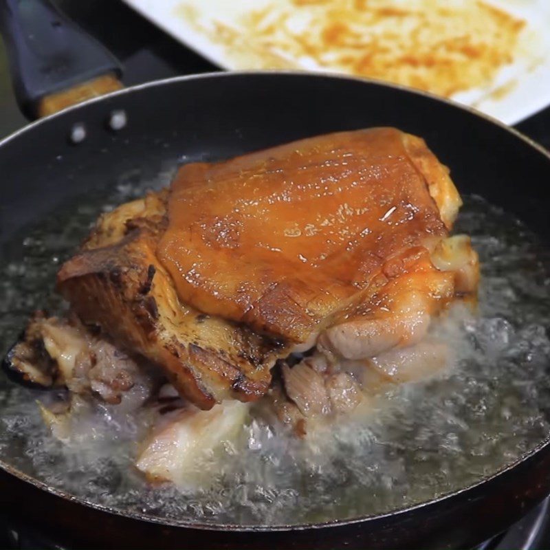 Step 3 Frying pork leg Braised pork leg with hair seaweed