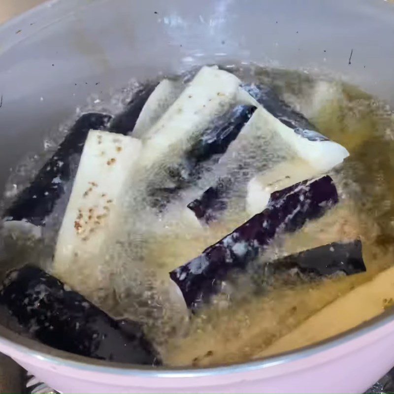 Step 2 Fry the green beans and eggplant for Stir-fried Green Beans with Eggplant