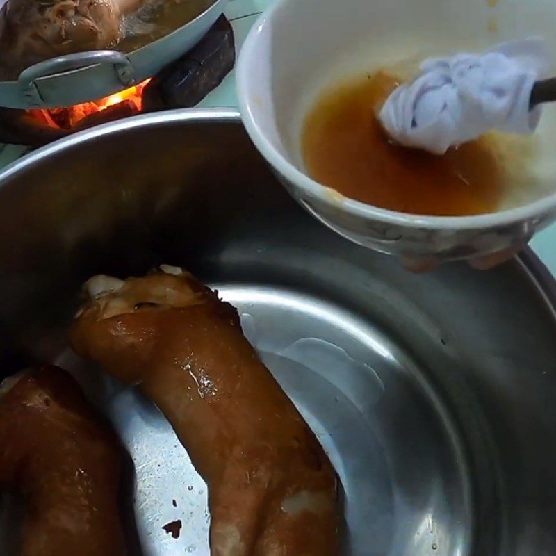 Step 4 Fry the pork leg Northern pork leg
