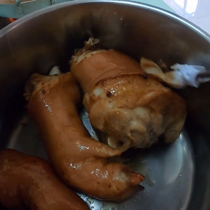 Step 4 Fry the pork leg Northern pork leg