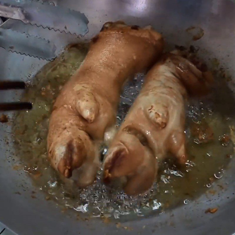 Step 4 Fry the pork leg Northern pork leg