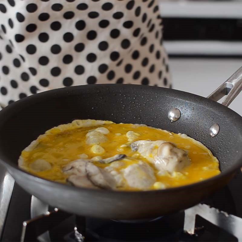 Step 3 Fry oysters with potato flour and eggs for Taiwanese Fried Oyster