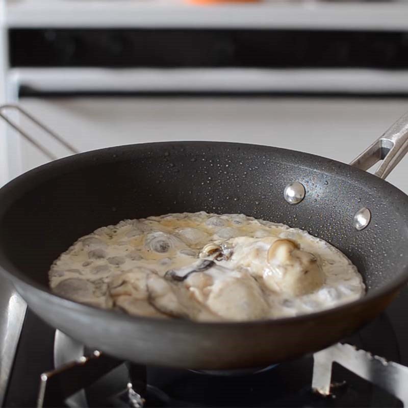 Step 3 Fry oysters with potato flour and eggs for Taiwanese Fried Oyster
