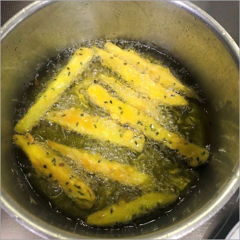 Step 3 Fry Sweet Potatoes Fried Sweet Potatoes with Sesame - Black Sesame