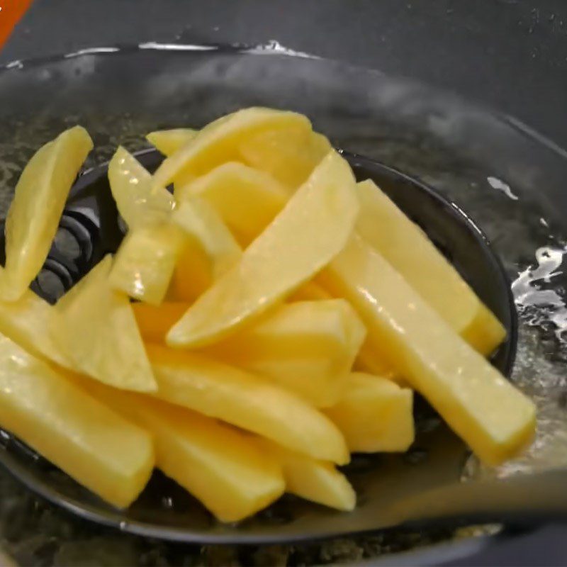 Step 3 Frying potatoes Cheese powder potatoes (recipe shared by user)