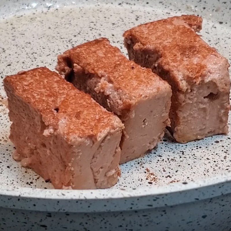 Step 4 Frying potatoes and pate Ribs cooked with pate