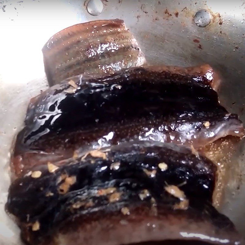 Step 4 Frying eel Dried eel