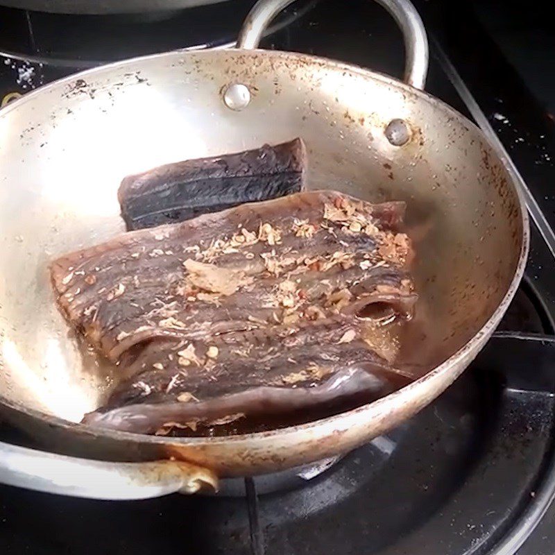 Step 4 Frying eel Dried eel