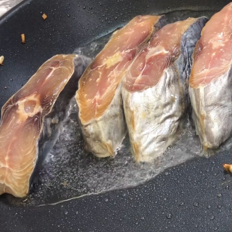 Step 3 Fry mackerel fish sauce Mackerel fish sauce with pork belly