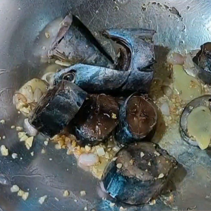 Step 3 Fry the fish briefly Braised Tuna with Soy Sauce