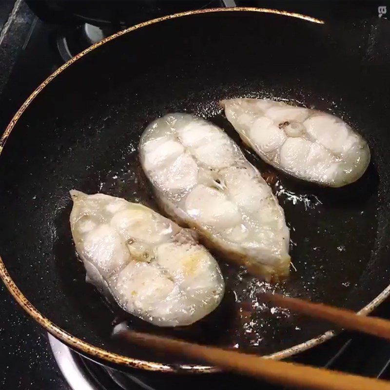 Step 3 Lightly fry the fish for braised catfish with tomatoes