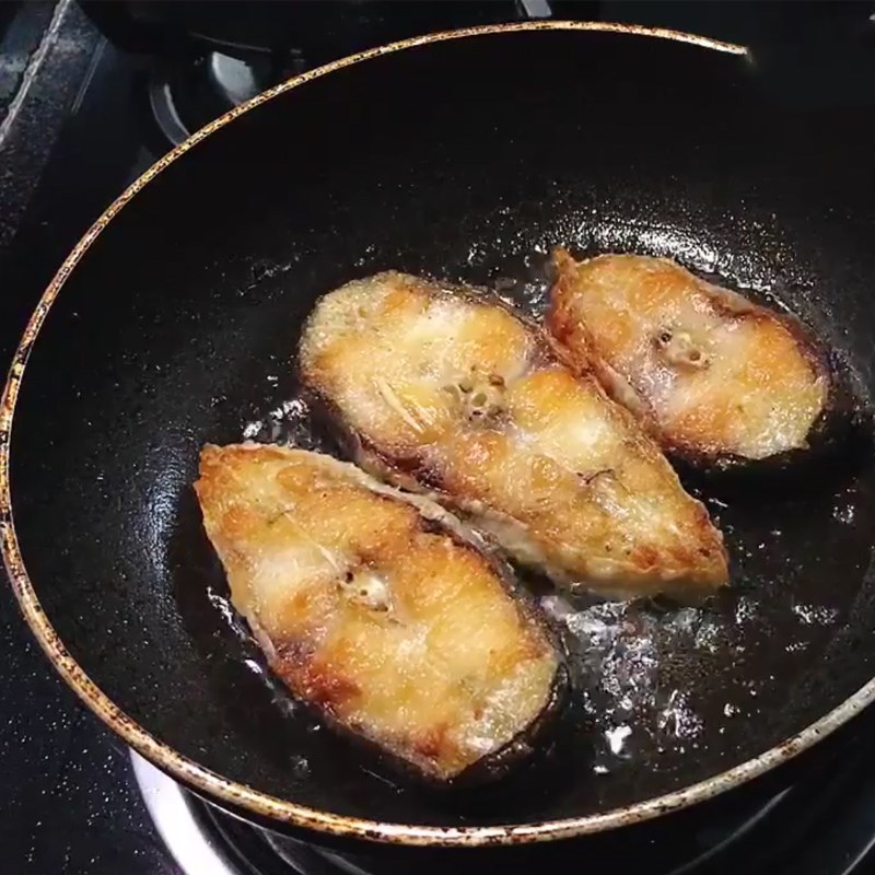 Step 3 Lightly fry the fish for braised catfish with tomatoes