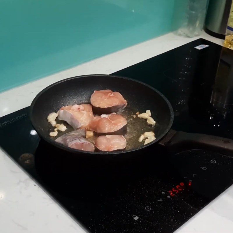 Step 3 Lightly fry the snakehead fish for fragrant snakehead fish hotpot