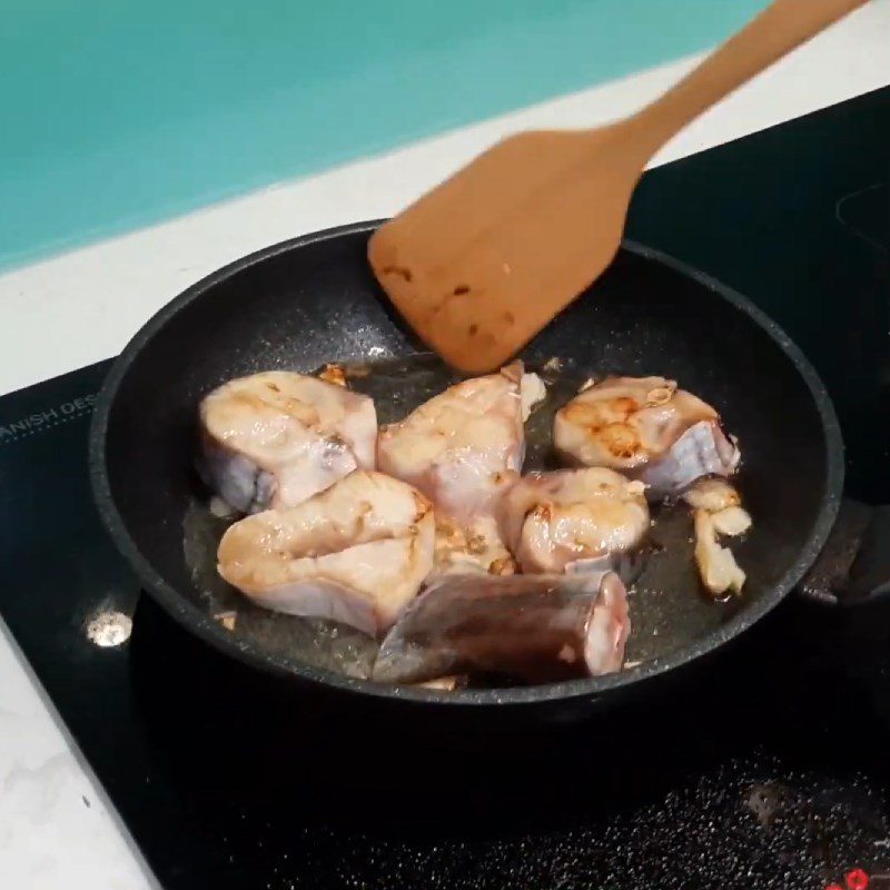Step 3 Lightly fry the snakehead fish for fragrant snakehead fish hotpot
