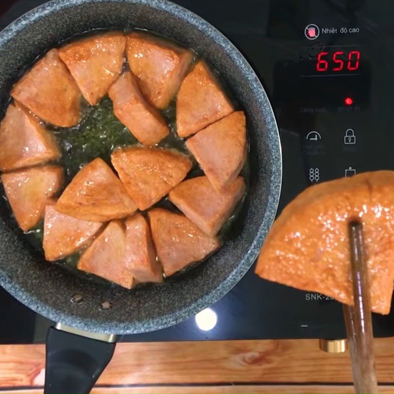 Step 3 Pre-fry the pork sausage Fried Vietnamese pork sausage