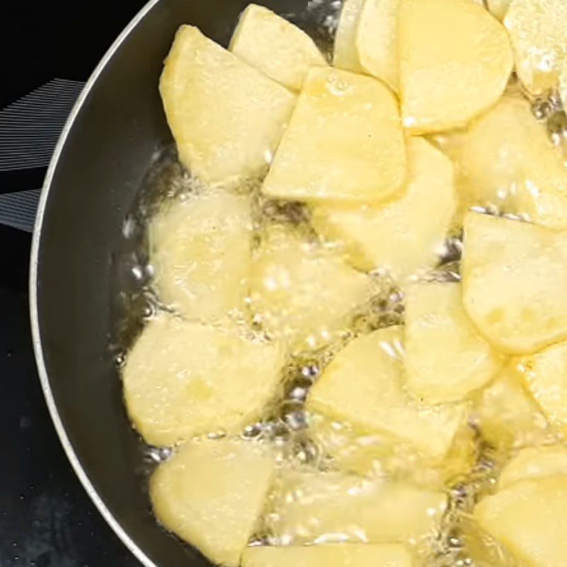 Step 2 Fry the potatoes Stir-fried potatoes with tomatoes