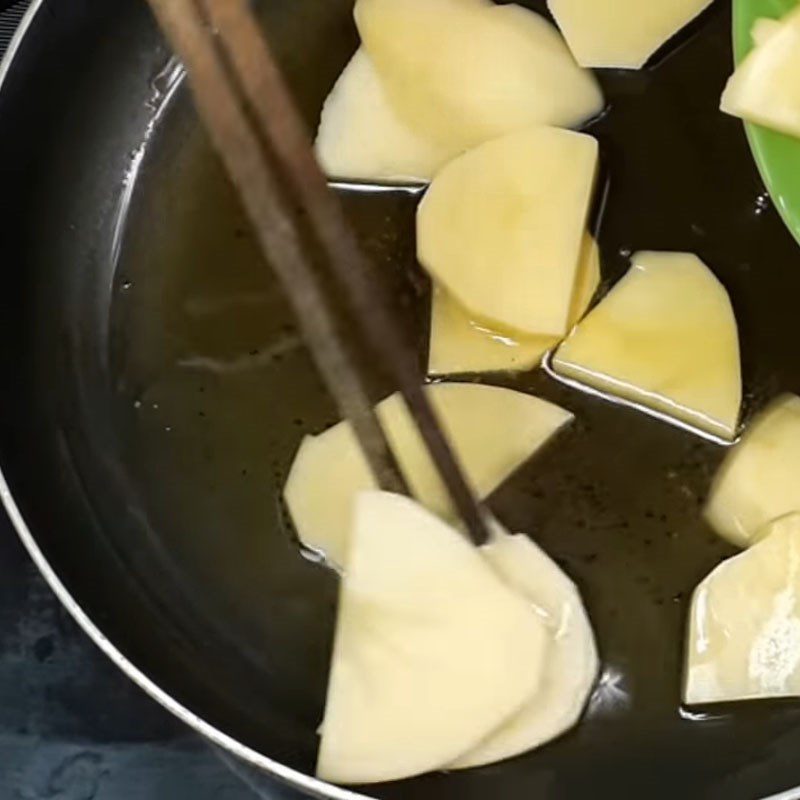 Step 2 Fry the potatoes Stir-fried potatoes with tomatoes