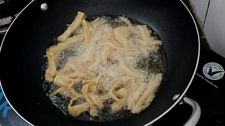 Step 3 Fry the rib pieces for Vegetarian Water Lily Salad