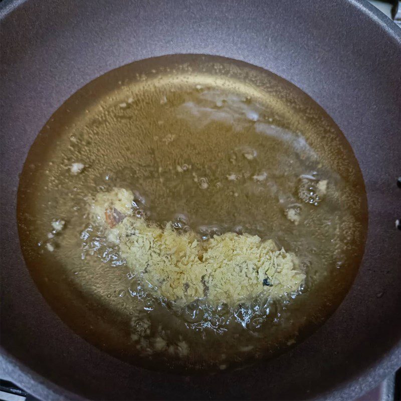 Step 3 Fry the shrimp for crispy tempura shrimp sushi