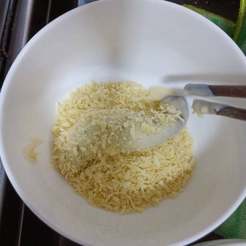 Step 3 Fry the shrimp for crispy tempura shrimp sushi