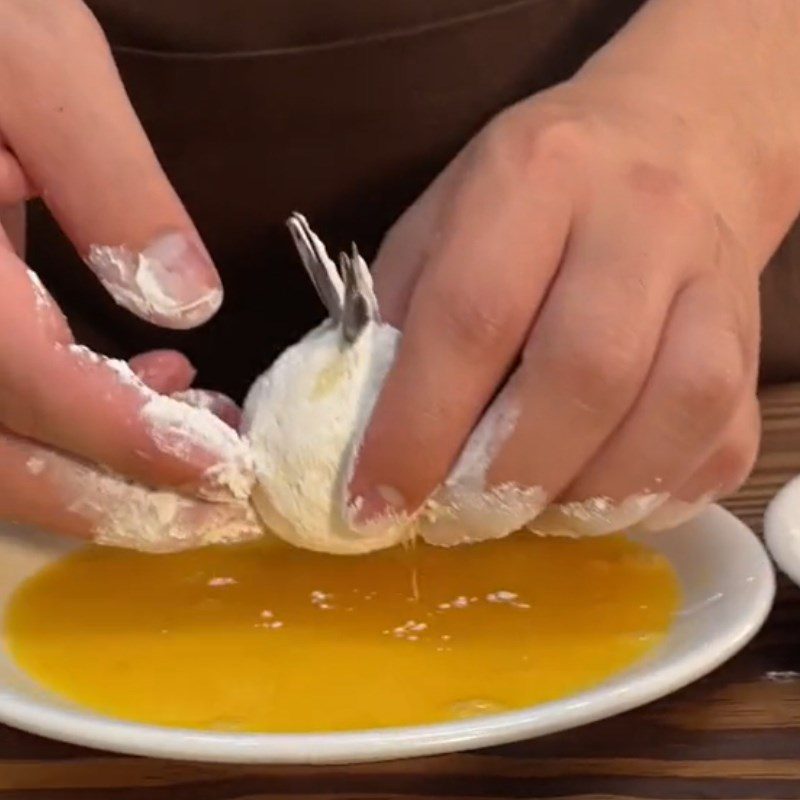 Step 4 Frying the potato-wrapped shrimp Crispy potato-wrapped shrimp (Recipe shared from Tiktok Cooking with TasteVN)