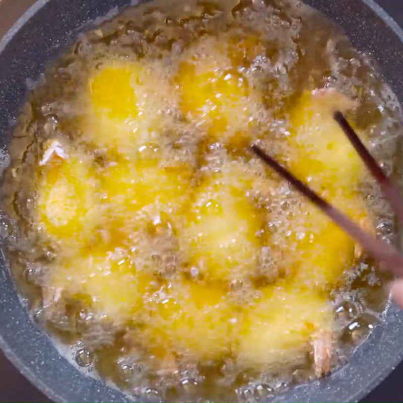 How to Make Kids' Favorite Fried Potato-Covered Shrimp 17 Step 5 Frying potato-wrapped shrimp Crispy potato-wrapped shrimp