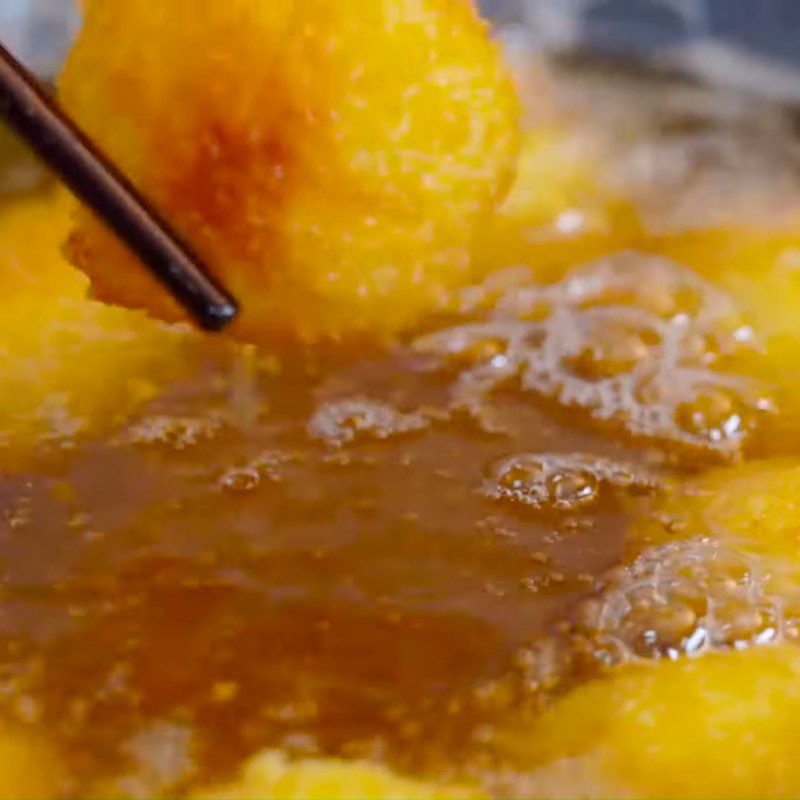 How to Make Kids' Favorite Fried Potato-Covered Shrimp 18 Step 5 Frying potato-wrapped shrimp Crispy potato-wrapped shrimp