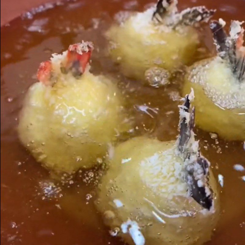 Step 4 Frying the potato-wrapped shrimp Crispy potato-wrapped shrimp (Recipe shared from Tiktok Cooking with TasteVN)
