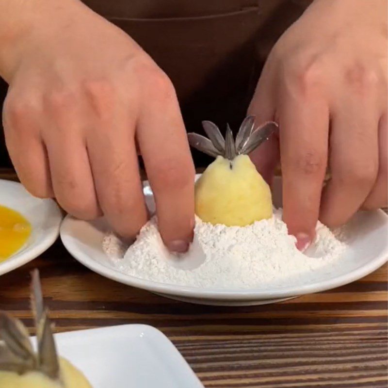 Step 4 Fry the shrimp wrapped in potatoes Shrimp wrapped in crispy potatoes (Recipe shared from Tiktok Cooking with TasteVN)