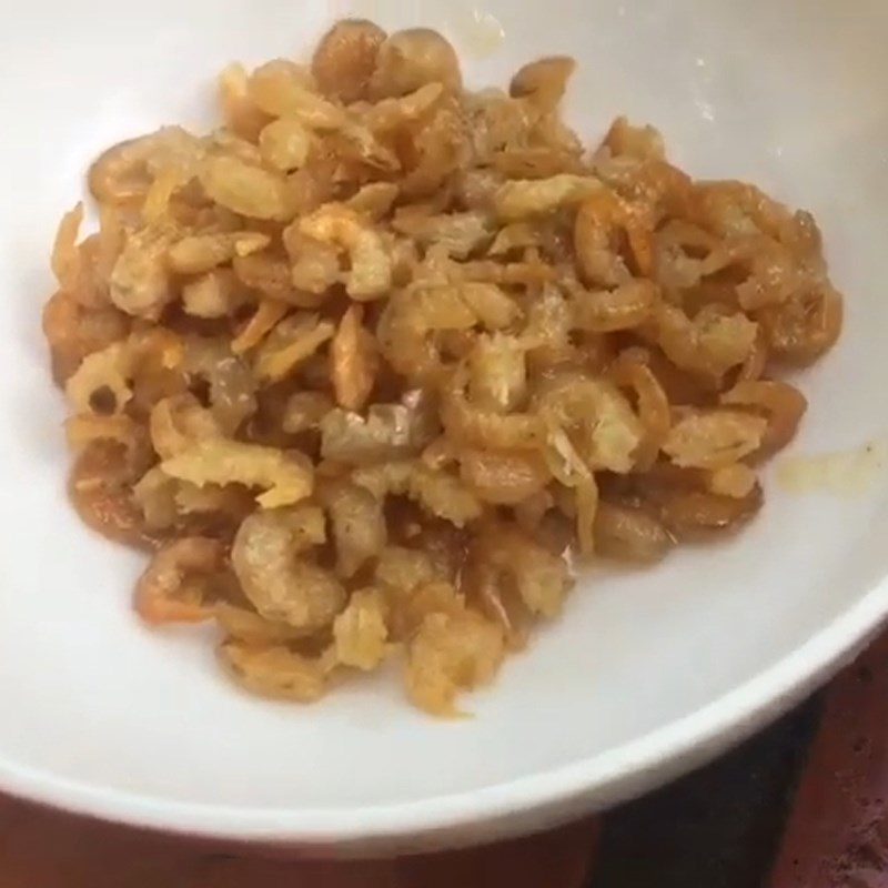 Step 2 Fry the dried shrimp for Dried Shrimp Papaya Salad