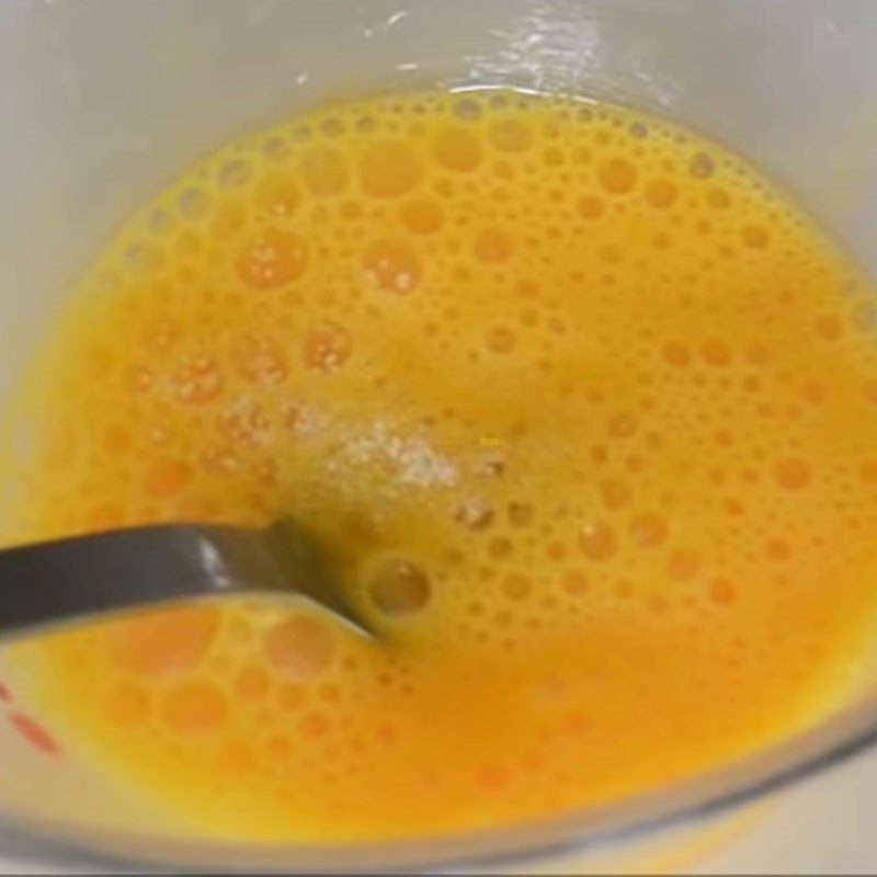 Step 2 Fry the Eggs for Traditional Vegetable Somen Noodles