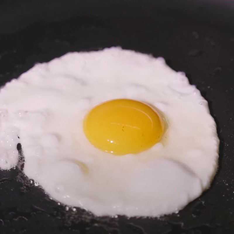 Step 6 Fry the eggs and complete Stir-fried noodles with fried pork fat
