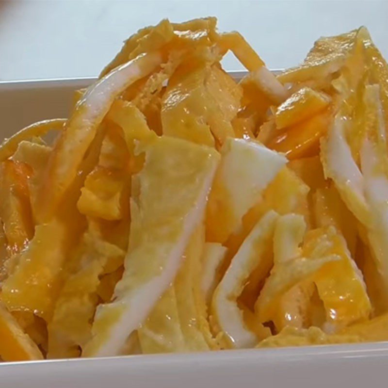 Step 3 Fry the eggs for mixed vegetable somen noodles