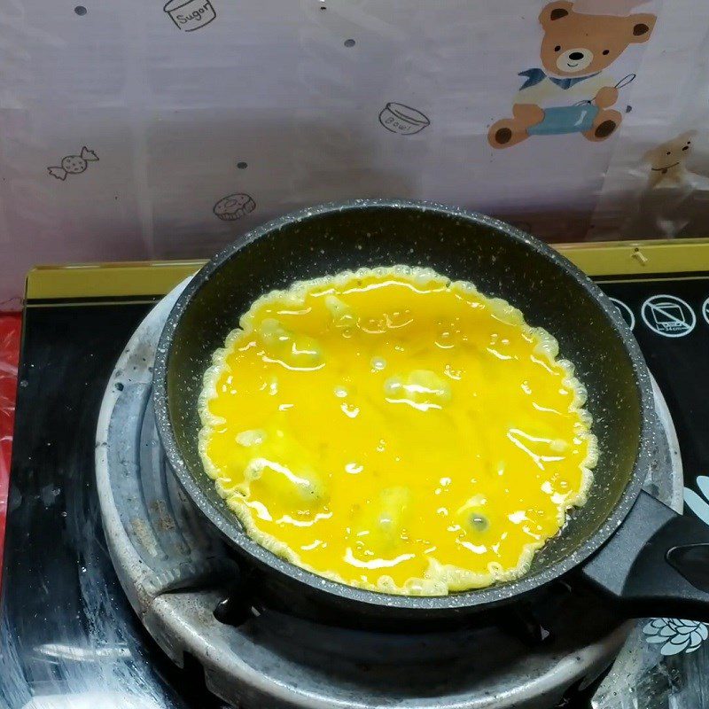 Step 3 Fry the eggs Mixed noodle bowl
